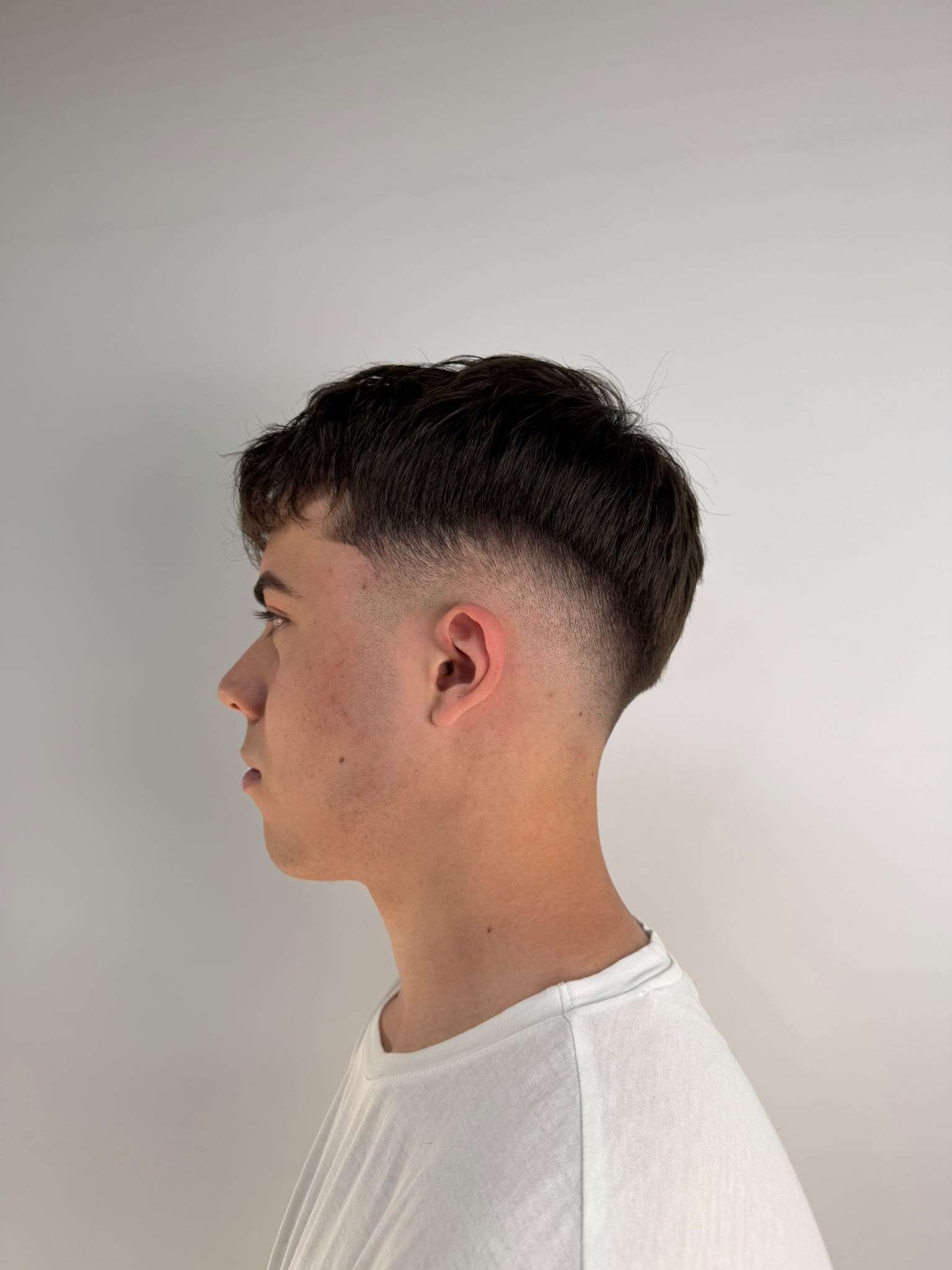 Corte fade y peinado en Academy Rafa Vargas Barberia Santander 11
